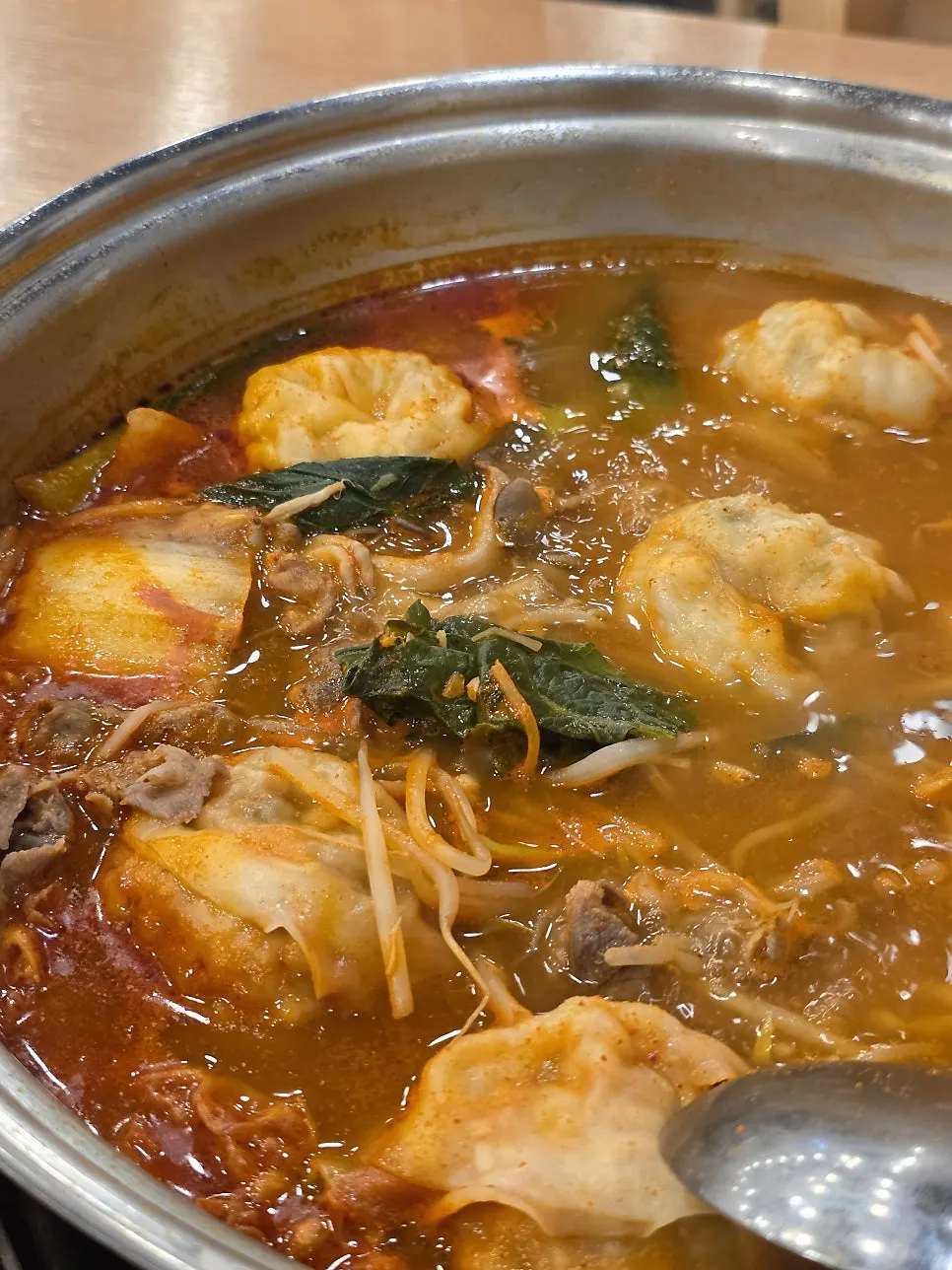 Spicy mandu hot pot deepening in flavor