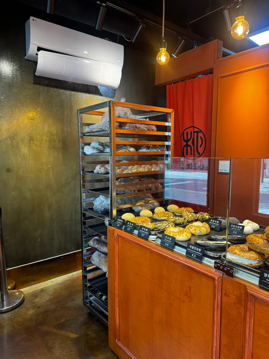Visiting Munhwa Bakery near Jongno 3-ga