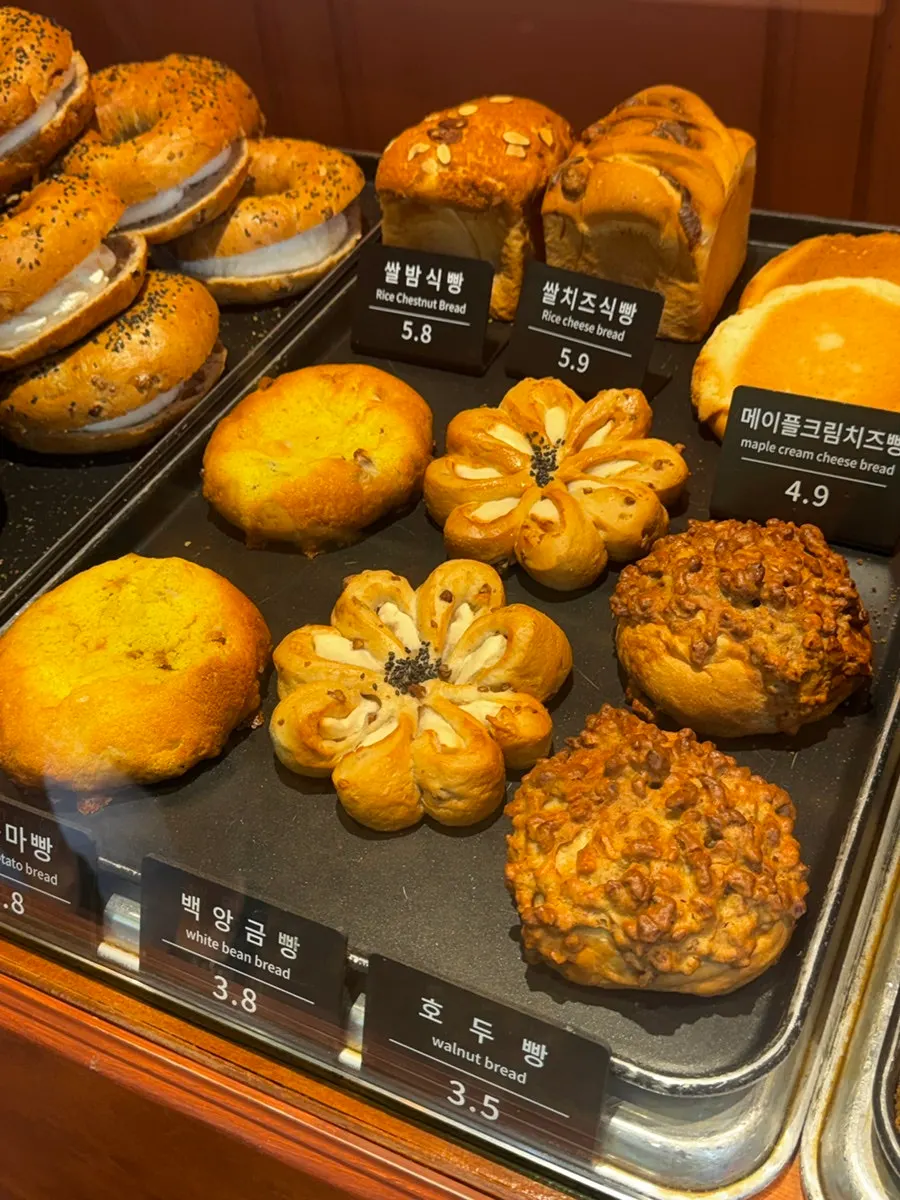 Inside atmosphere at Munhwa Bakery
