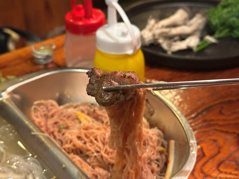 Pork neck served with shredded green onion and lettuce wrap