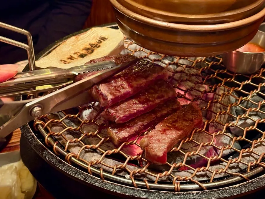 참숯 화로에 한우 등심과 버섯을 올린 모습