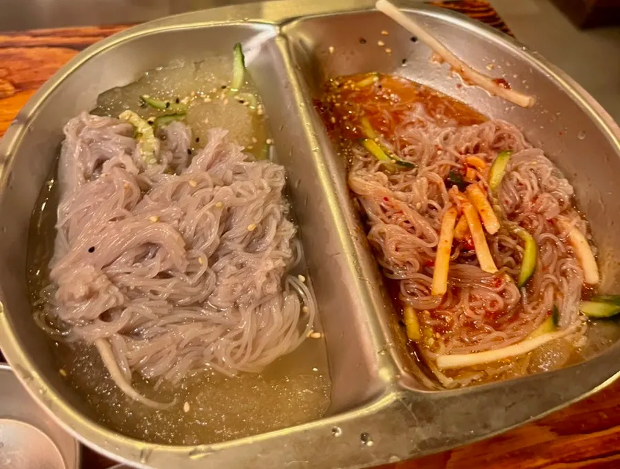 고기와 함께 나온 반반냉면 상차림