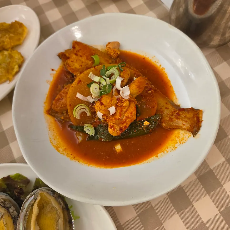 큼지막한 가자미조림 한 접시