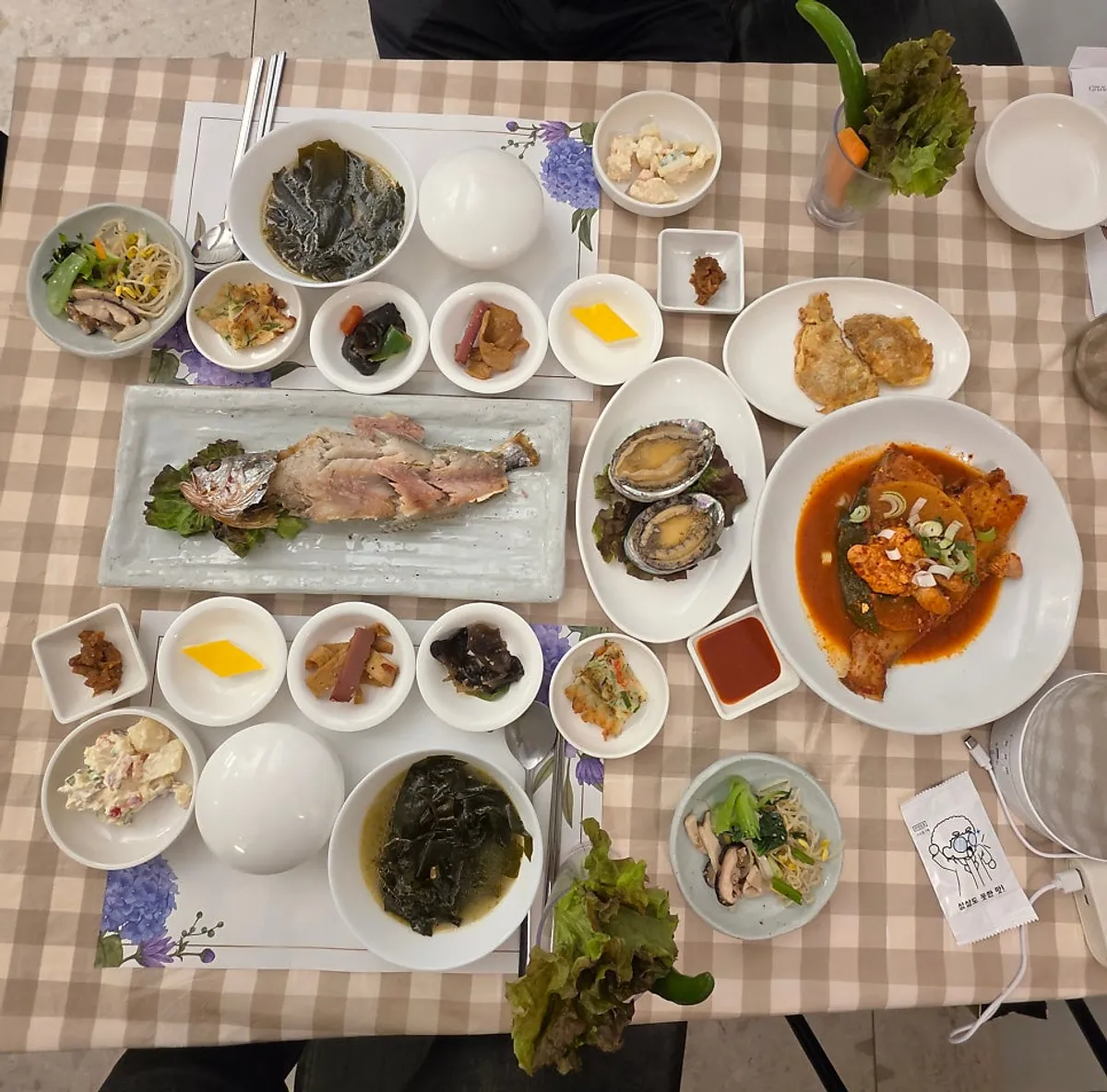 숟가락으로 껍데기에서 떼어낸 전복