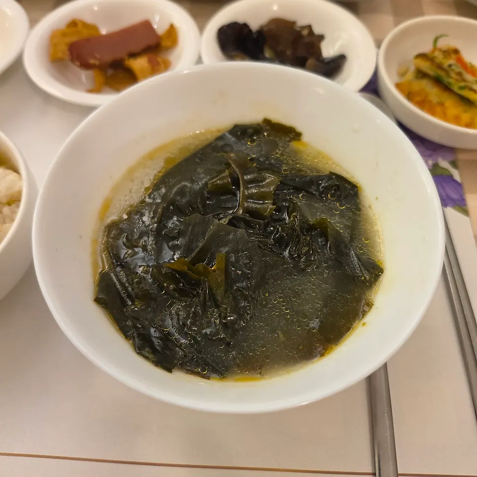 리필 가능한 밑반찬 상차림