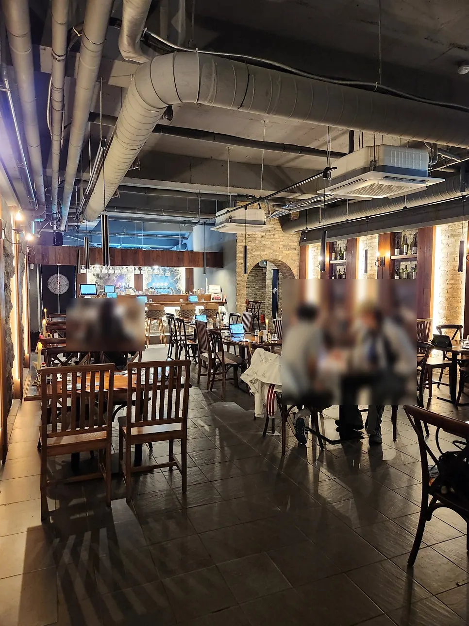 수도원 컨셉으로 꾸민 지하 술집 내부 분위기