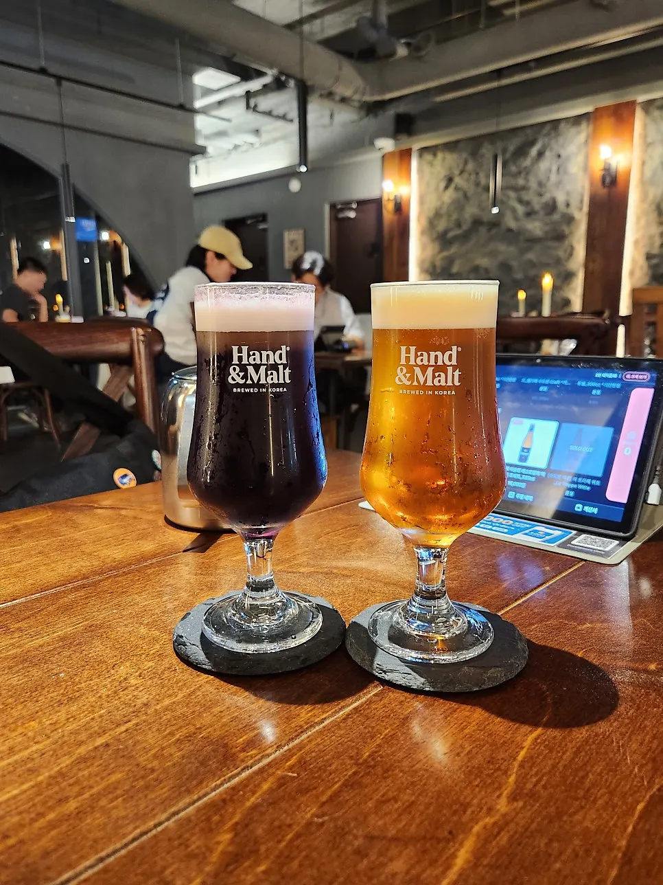 잔에 담긴 우베 맥주