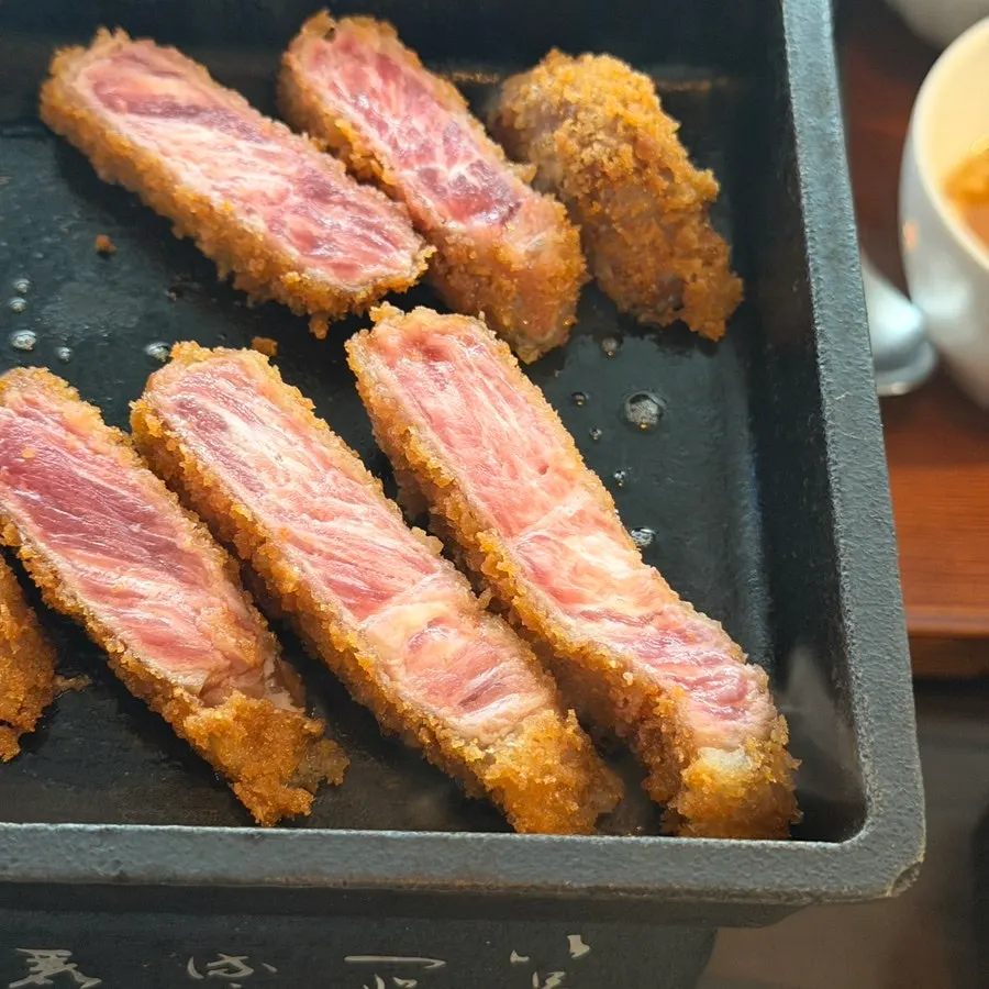 Table setting of gyukatsu at Ichigyu Gwanghwamun Branch