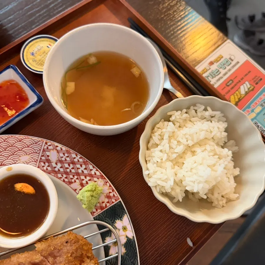 Sauce, salad, and wasabi served with the gyukatsu