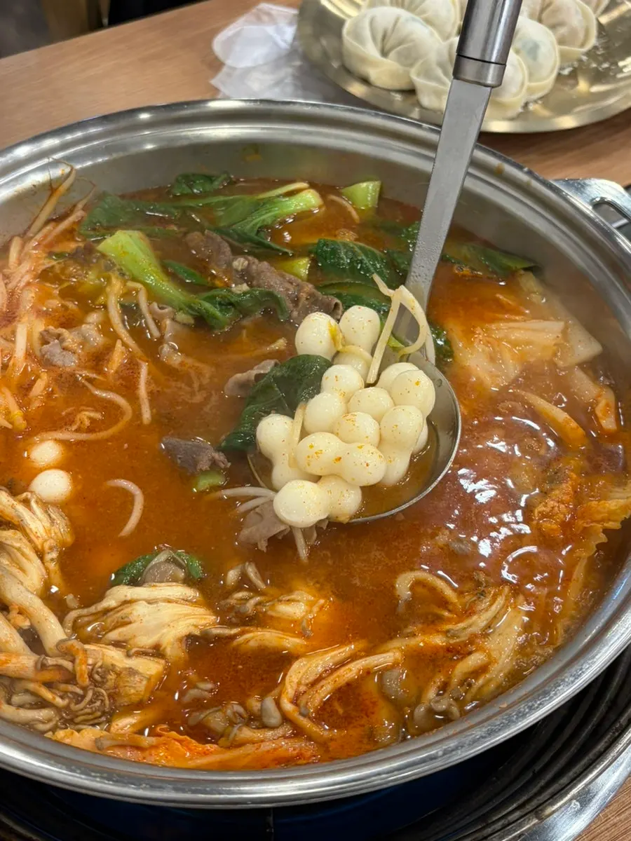Spicy dumpling hot pot cooking quickly