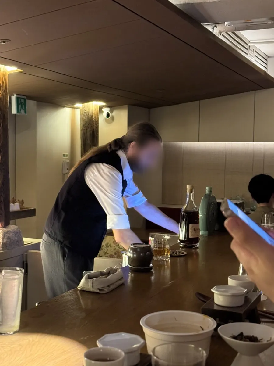외국인 손님으로 붐비는 하눅 바 테이블