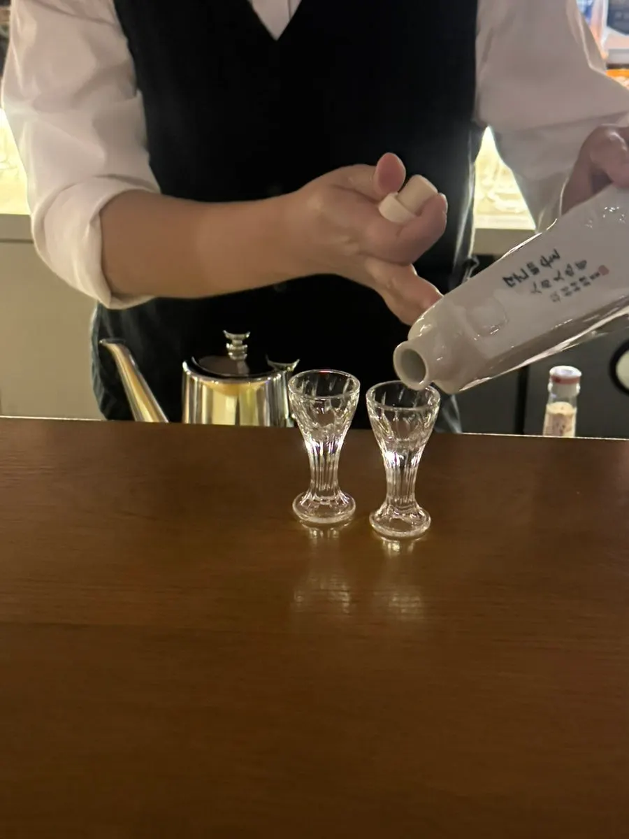 문배주 시음용 잔과 바 테이블