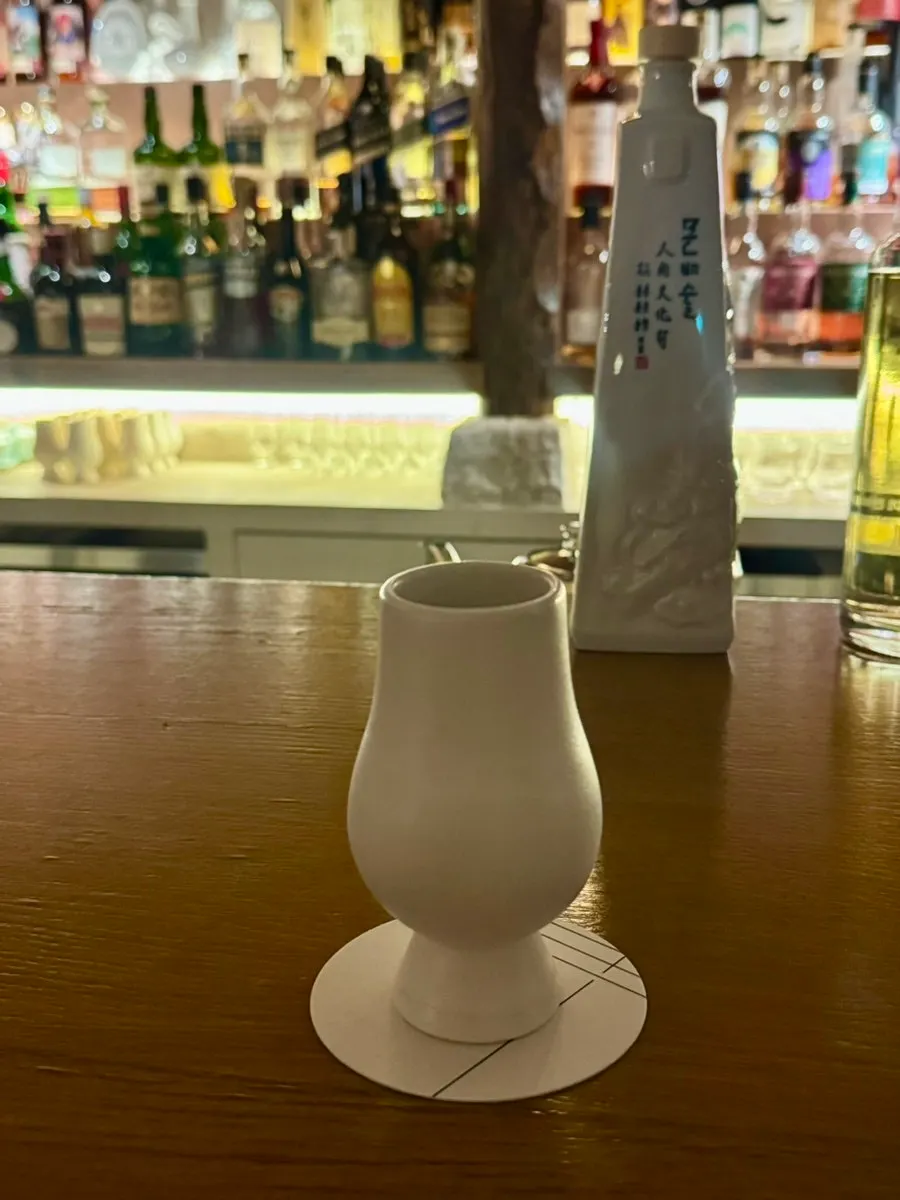 청자 도자기에 담긴 문배주 한 잔
