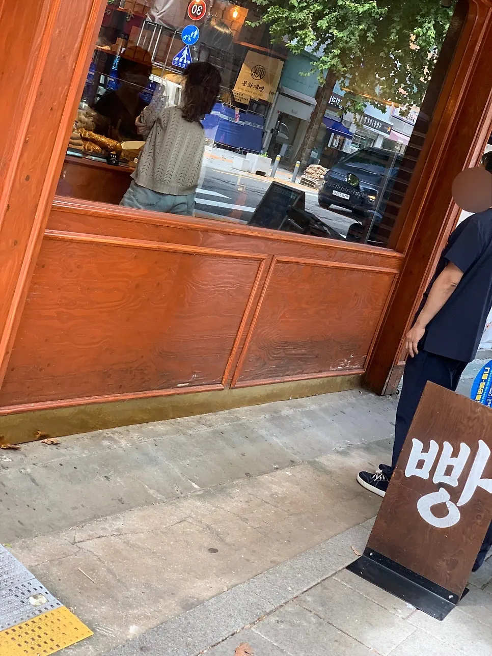 The area around Munhwa Bakery's entrance on Donhwamun-ro