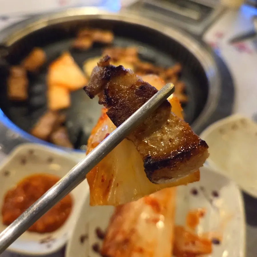 Self-service bar with garlic and seasonings