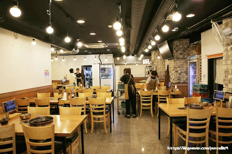 점심시간 지나 한산한 종가만두 내부 좌석