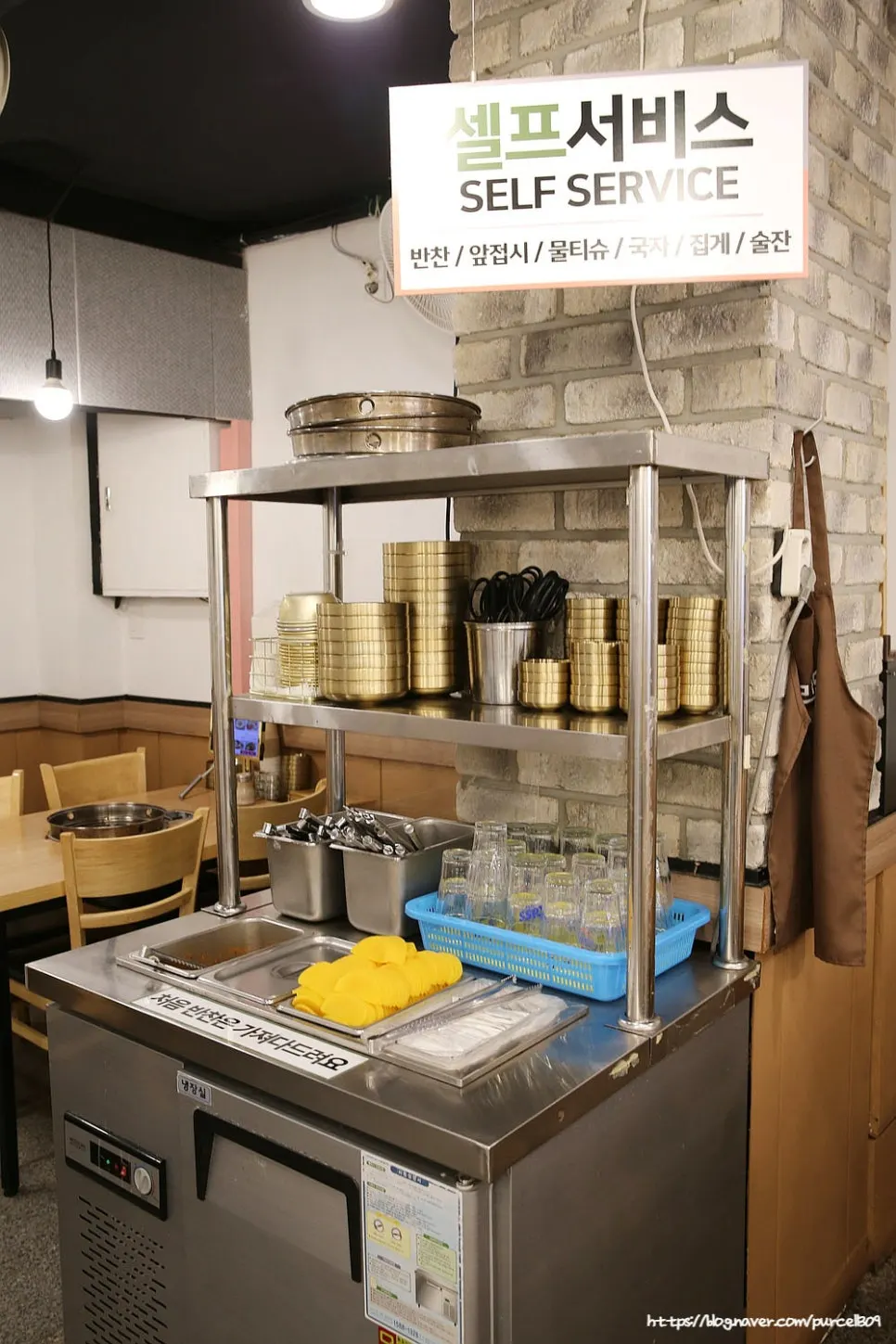 김치와 단무지를 가져다 먹는 셀프 반찬 코너