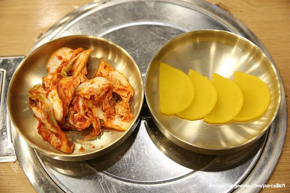 겉절이와 단무지가 놓인 기본 상차림