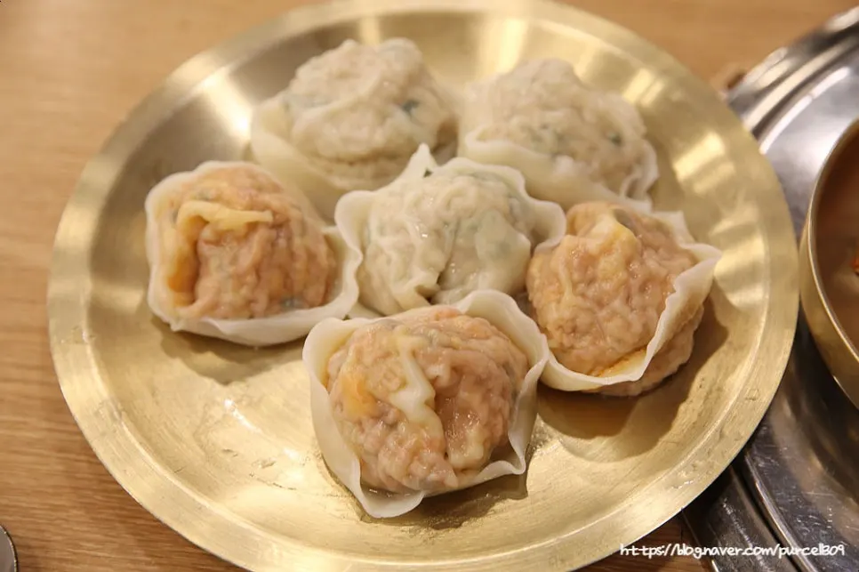 삶은만두와 비빔칼국수가 함께 차려진 한상