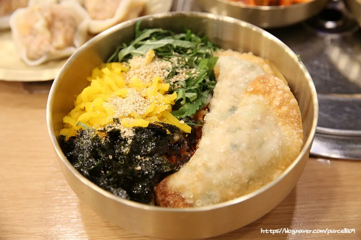 깻잎과 김가루 고명을 올린 으깨먹는 비빔칼국수