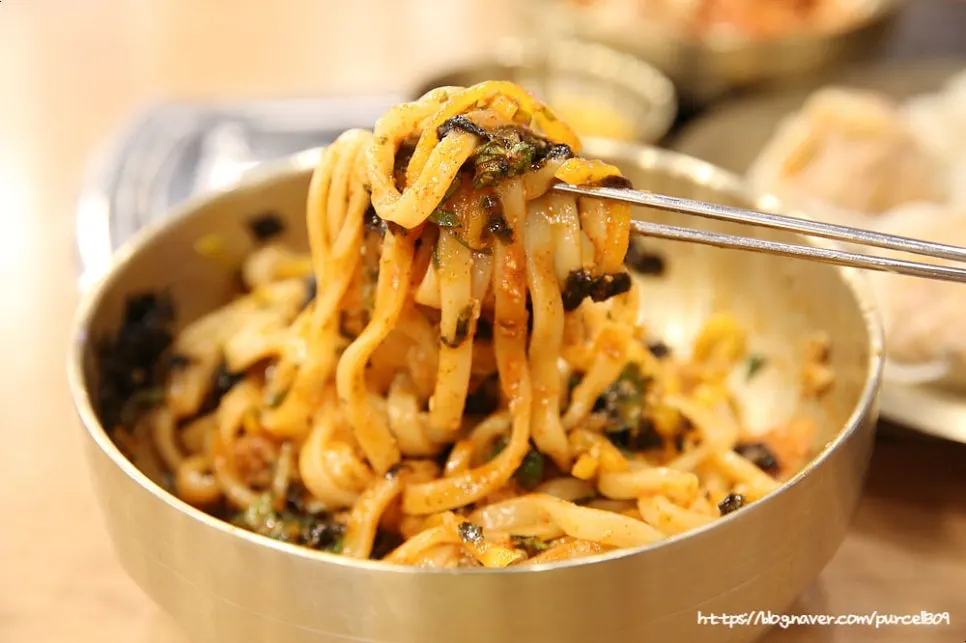 만두를 잘라 면과 섞어 비빈 칼국수