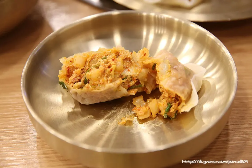 젓가락으로 들어올린 도톰한 비빔칼국수 면발