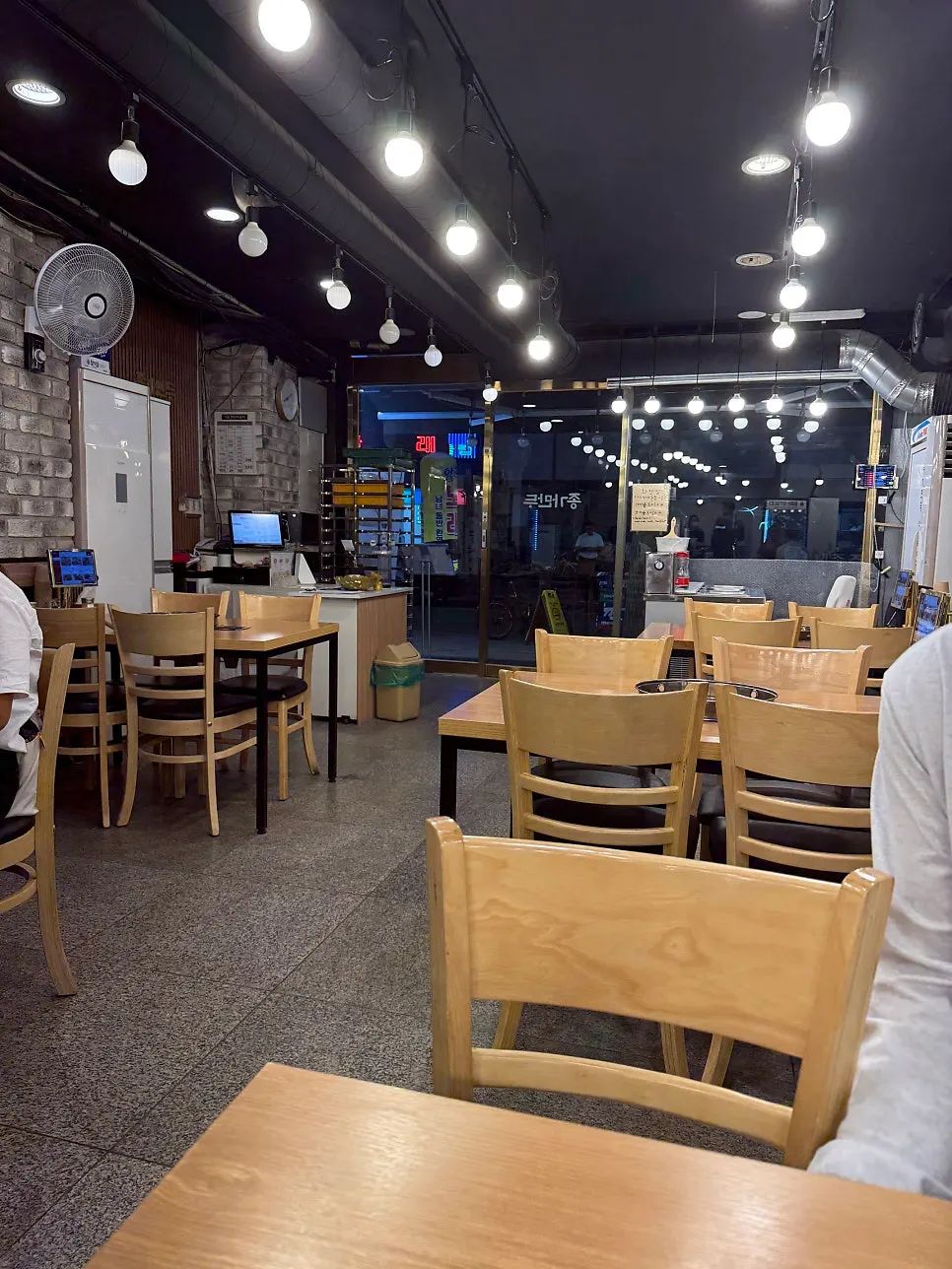 종가만두 매장 입구와 내부 전경