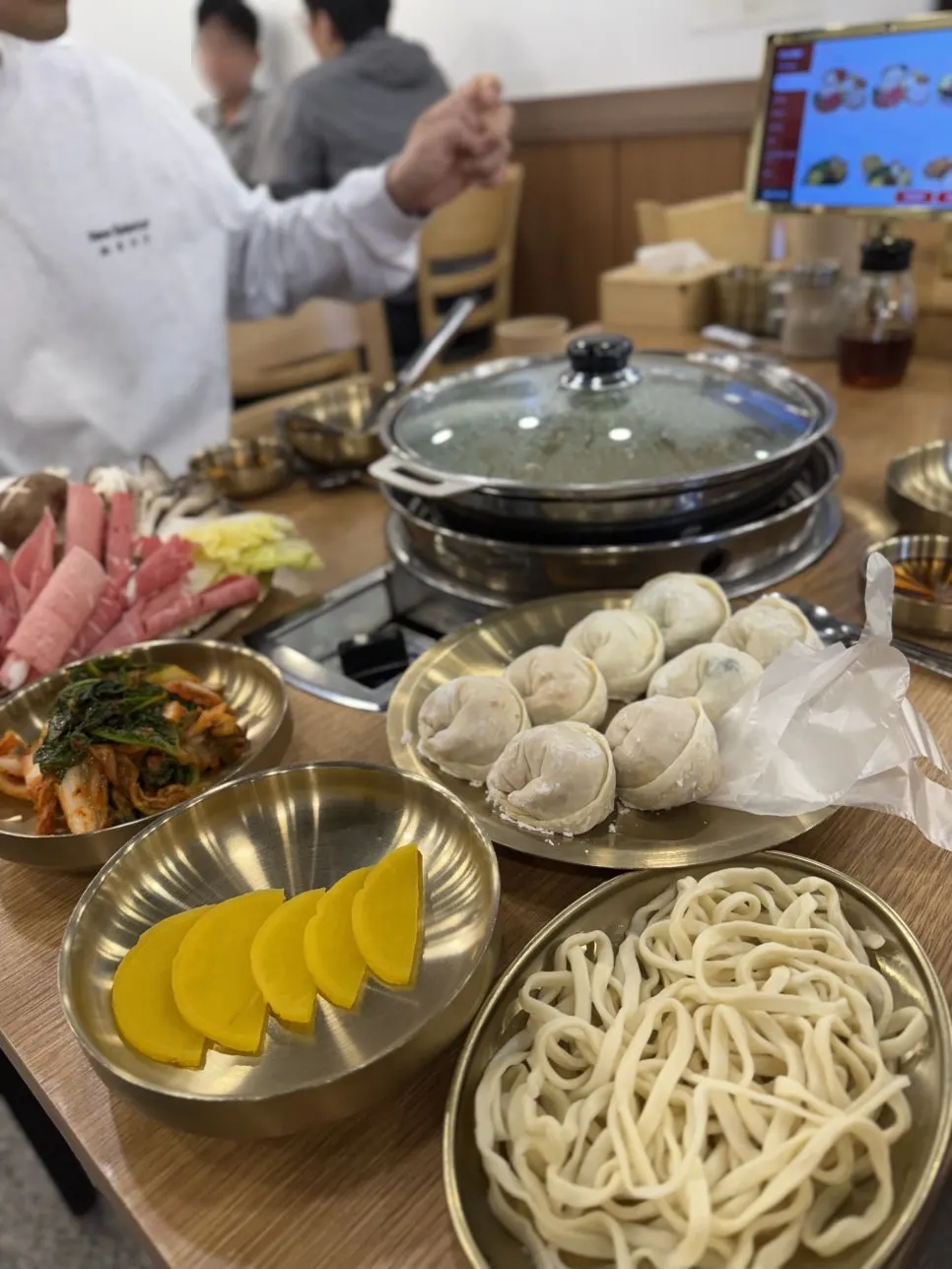 맑은만두전골 2인 상차림과 칼국수 사리
