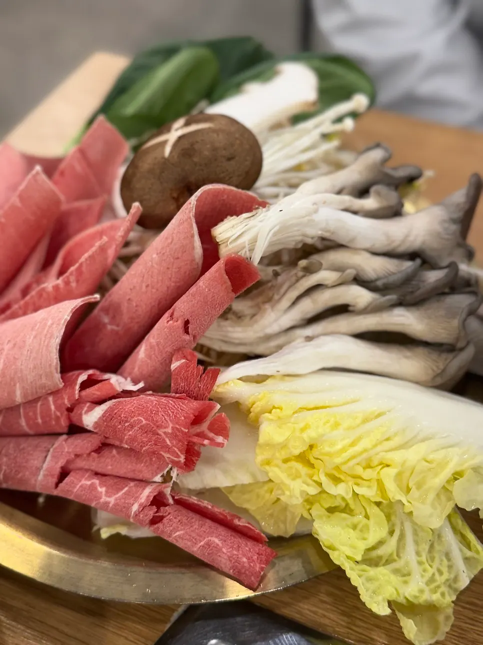 배추와 청경채, 버섯이 담긴 전골 재료