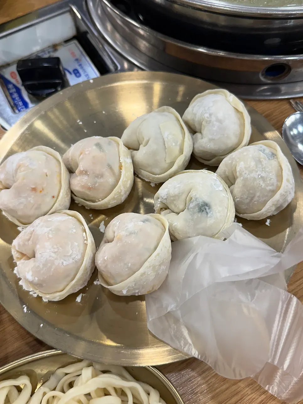 돌돌 말린 소고기와 동글한 수제만두
