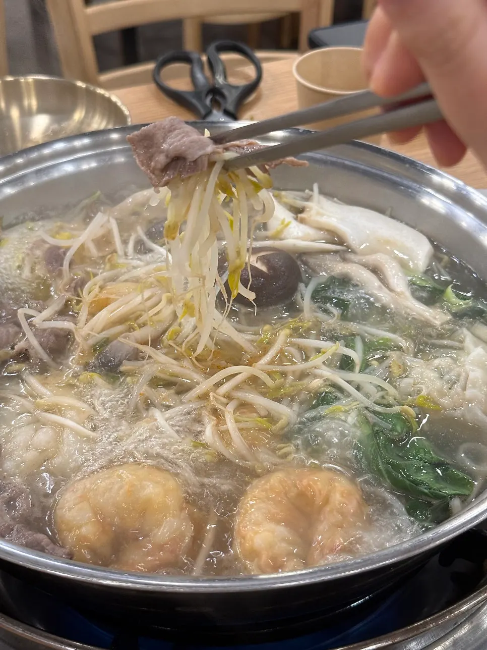 맑은 국물에 건져 올린 고기와 채소