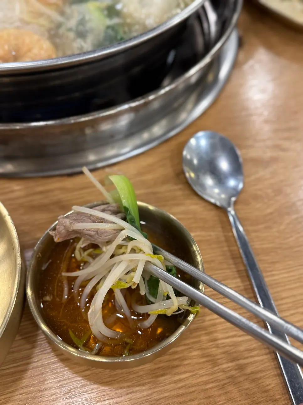 앞접시에 덜어낸 만두전골 한 그릇