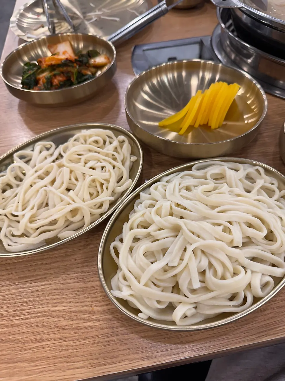 전골 국물에 넣기 전 칼국수 사리