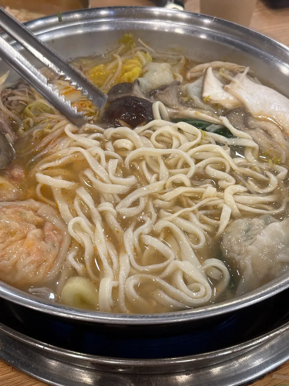 맑은 전골 국물에 끓인 칼국수면