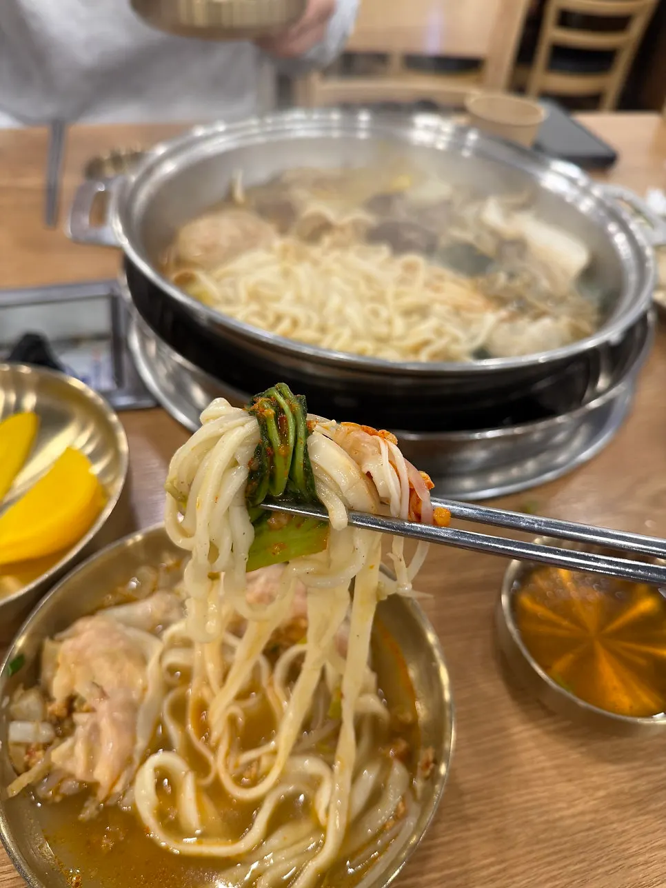 칼국수면과 곁들인 종가만두 김치