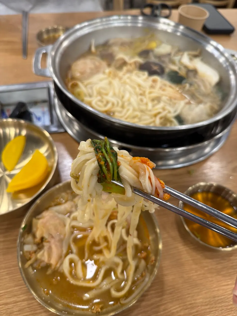 앞접시에 담은 칼국수와 김치 조합