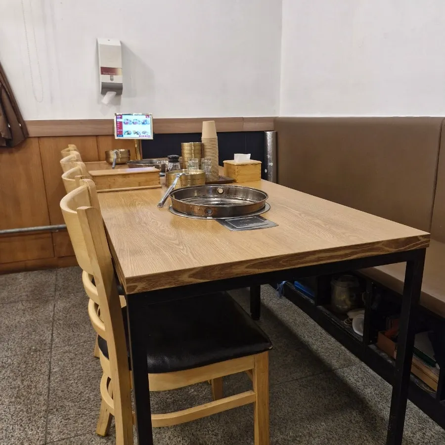 Jongga Mandu’s atmosphere at dinner time
