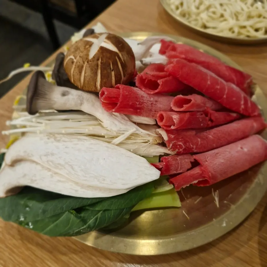 Ordering the split-broth hot pot at Jongga Mandu