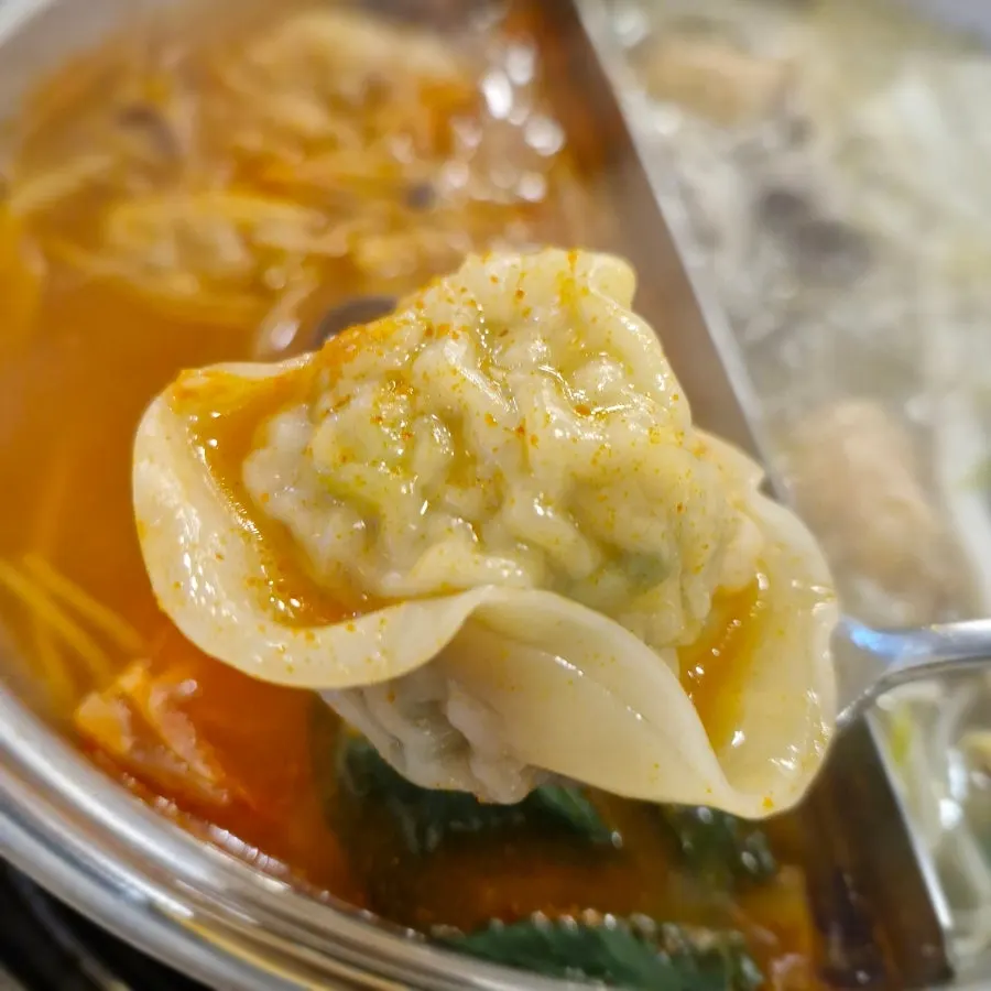Eating the mild-broth split hot pot