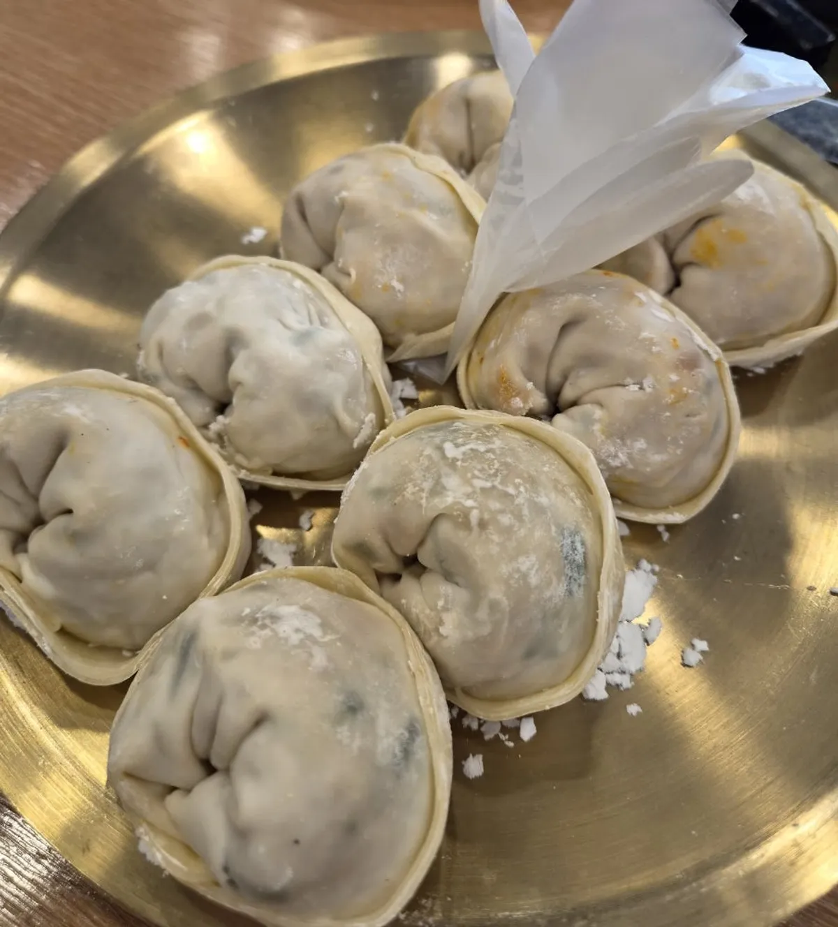 카운터 맞은편에서 손으로 빚는 만두