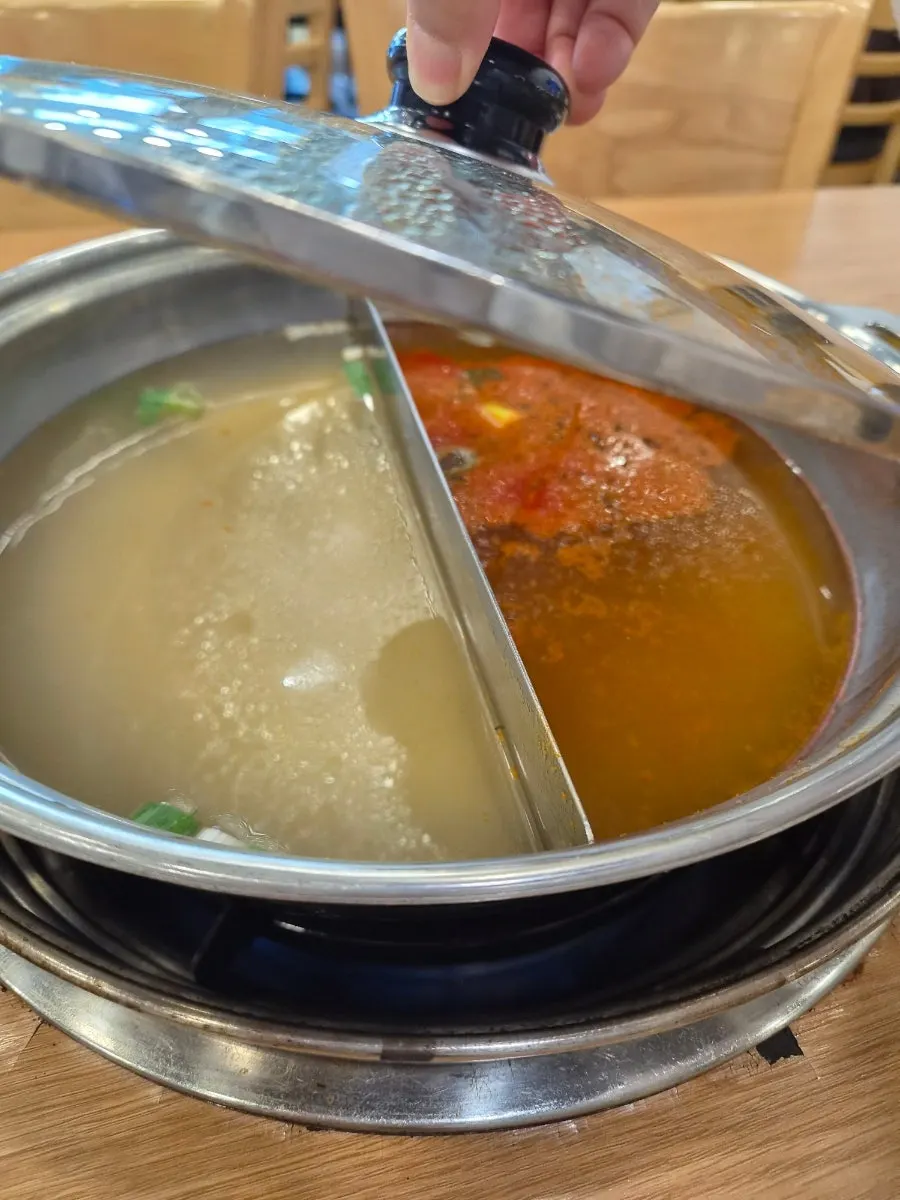가운데 칸막이가 있는 반반 전골 냄비