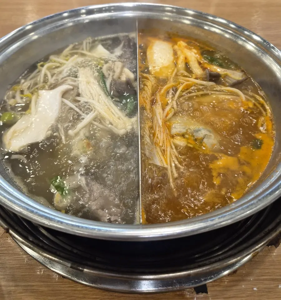 맑은 국물과 얼큰한 국물의 만두전골