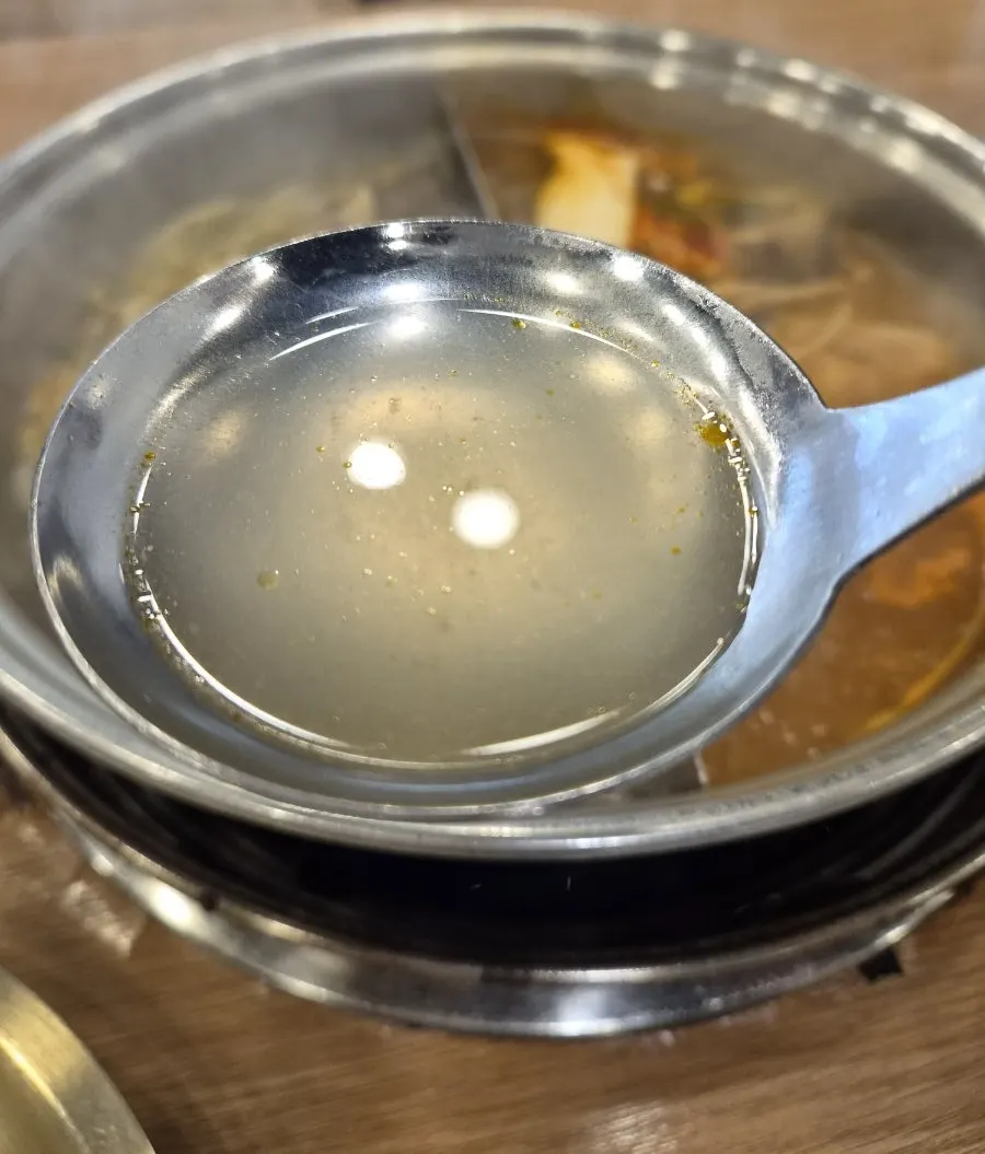 두 가지 국물을 함께 즐기는 만두전골