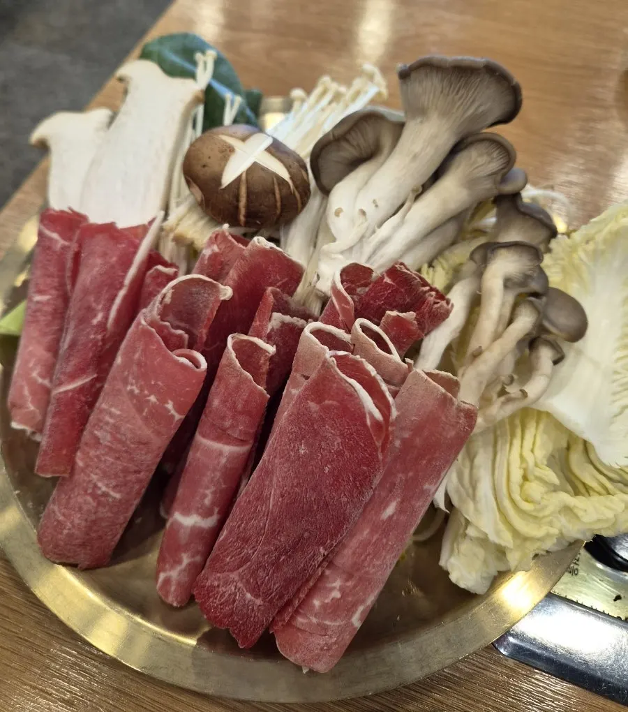 만두와 신선한 채소를 넣은 전골
