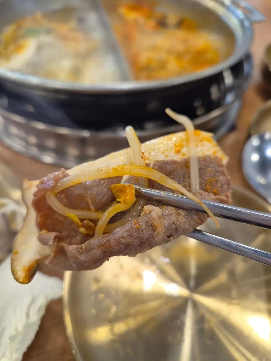 반반육수로 즐기는 만두전골
