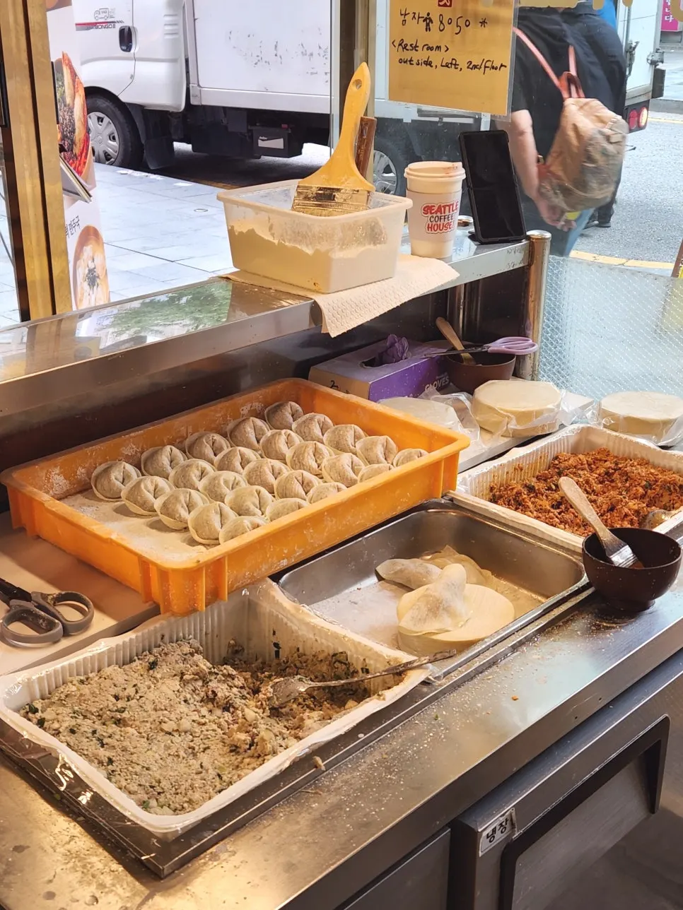 매장 안쪽에서 만두를 빚는 모습