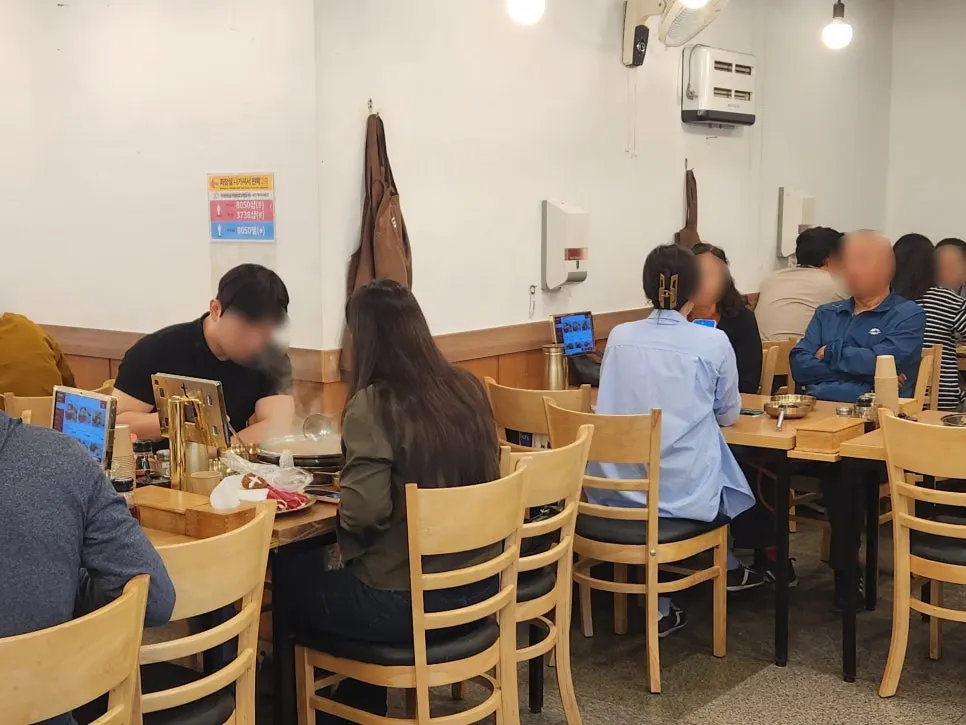 종가만두 넓은 테이블과 밝은 매장 내부