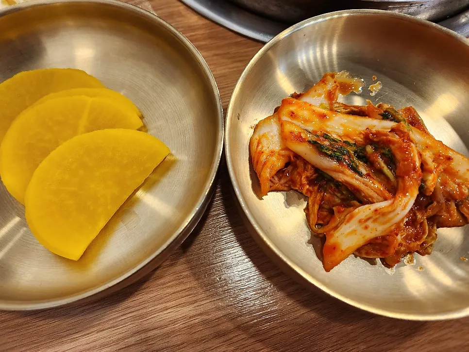 김치만두와 고기만두가 함께 나온 튀김만두