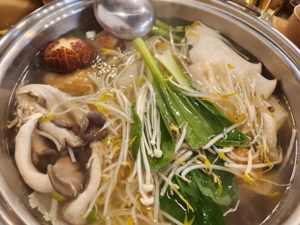 끓이기 전 만두전골 냄비 구성