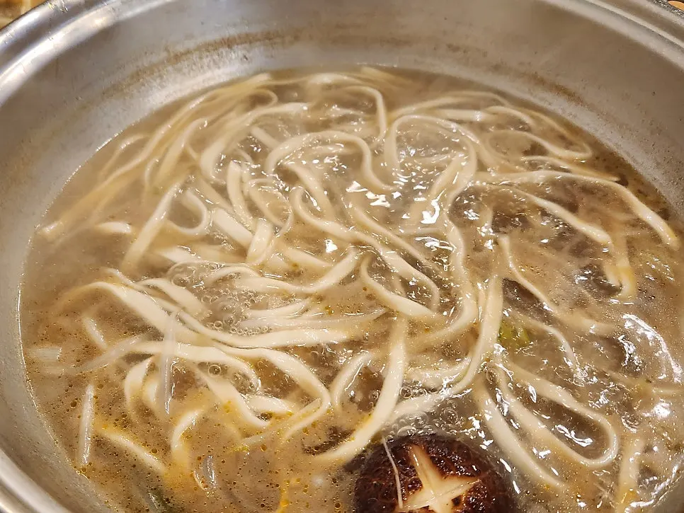 깊어진 만두전골 국물